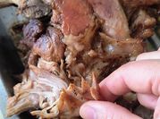 Una foto de pernil a la cacerola