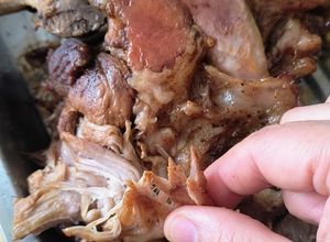 Una foto de Pernil en olla a presión y un golpe dorador