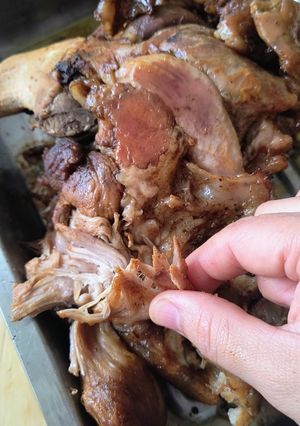 Una foto de Pernil en olla a presión y un golpe dorador