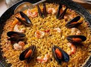 Una foto de arroz con mariscos