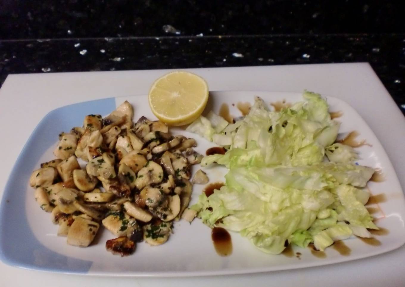 Pollo salteado con champiñones ajo y perejil