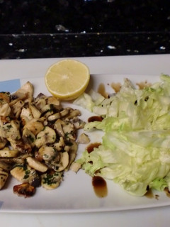 Una foto de Pollo salteado con champiñones ajo y perejil