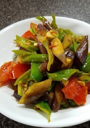 A picture of Eggplant pepper and tomato Stirfry 炒三茄 - vegan.