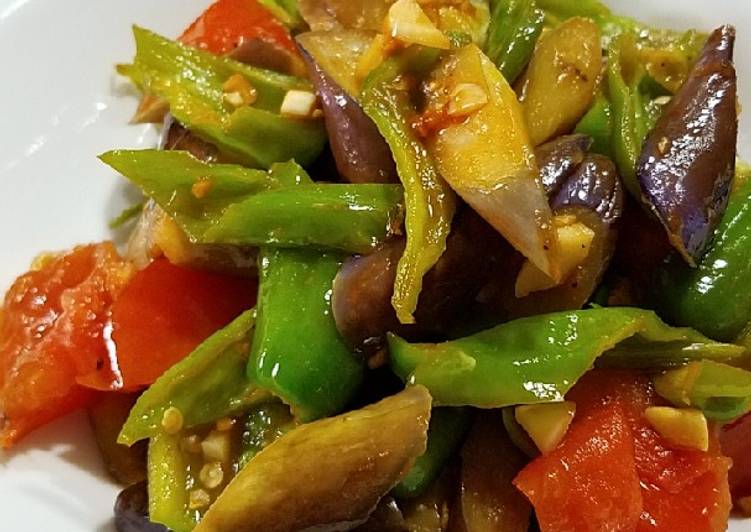 Recipe of Any-night-of-the-week Eggplant pepper and tomato Stirfry 炒三茄#vegan#