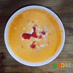 Una foto de Crema de espárragos blancos, pimientos y feta