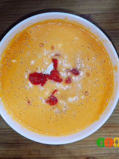 Una foto de Crema de espárragos blancos, pimientos y feta