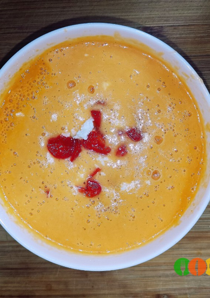 Una foto de Crema de espárragos blancos, pimientos y feta