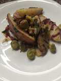 Papas salteadas en gajos con habas