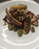 Papas salteadas en gajos con habas