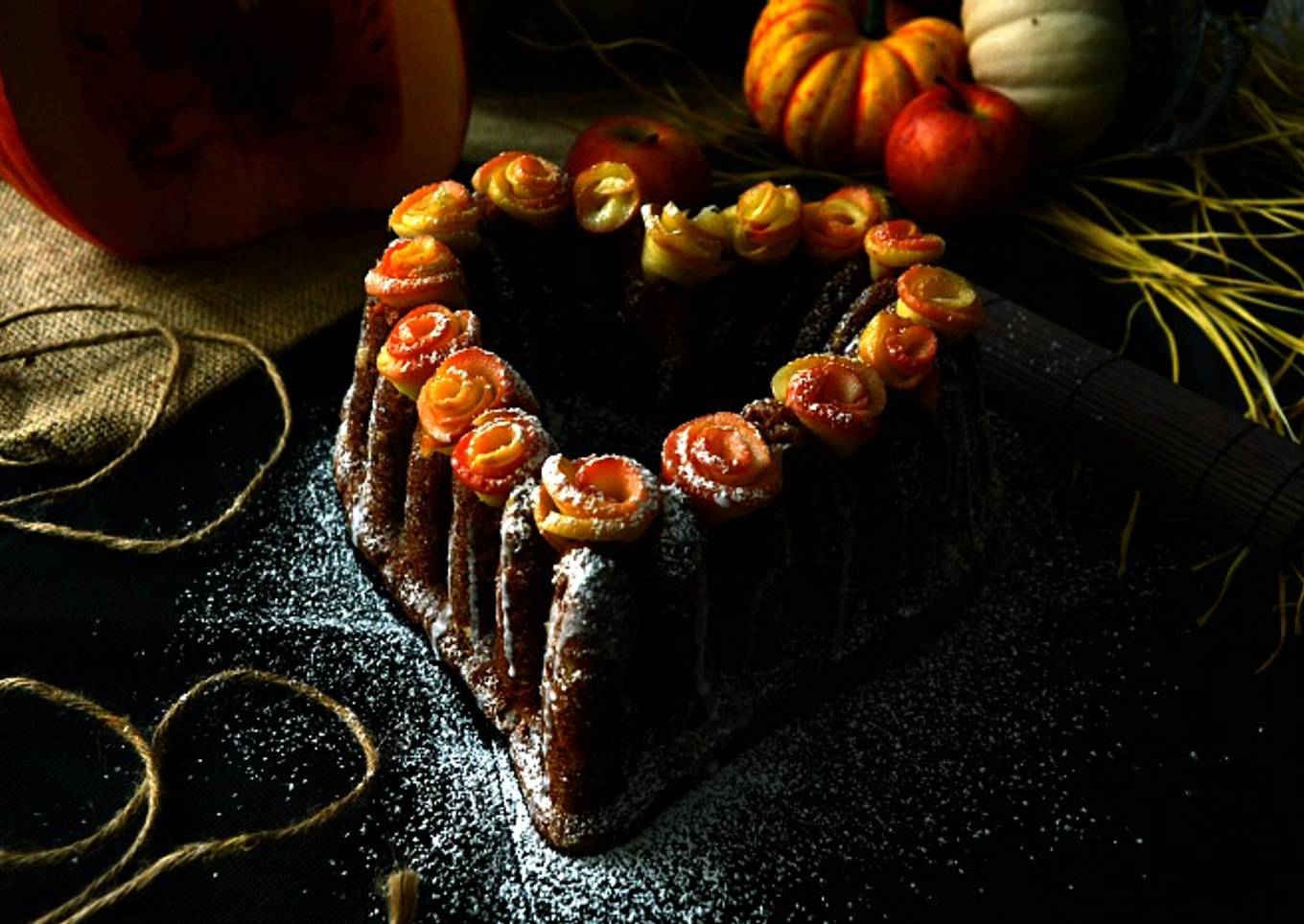 Bundt cake corazón de calabaza y manzana con rosas