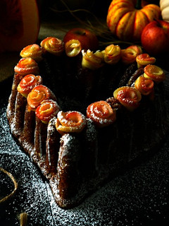 Una foto de Bundt cake corazón de calabaza y manzana con rosas