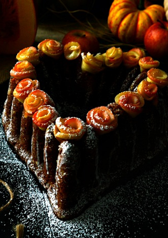 Una foto de Bundt cake corazón de calabaza y manzana con rosas