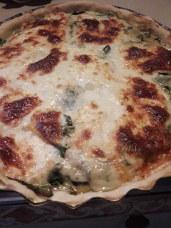 Una foto de Tarta de acelga, con salsa blanca y queso