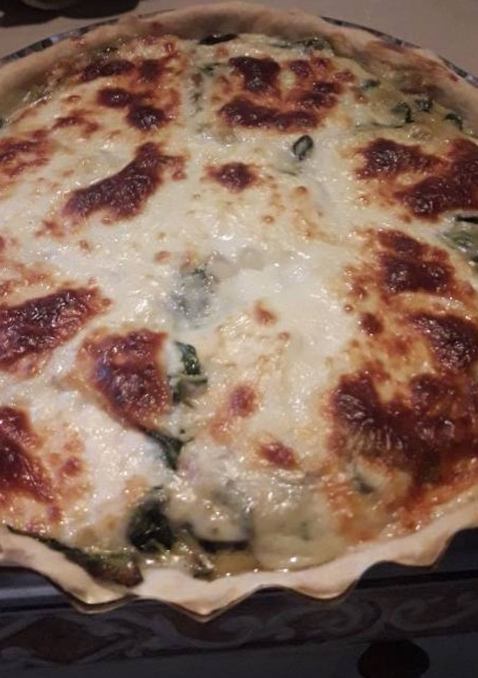 Una foto de Tarta de acelga, con salsa blanca y queso