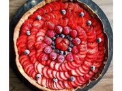 Une photo de crème de coco et fraise