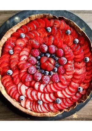 Une photo de Tarte aux fruits rouge et crème de noisette 🥮