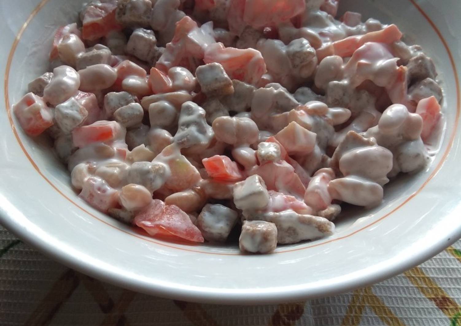 Салат с фасолью помидорами и сухариками