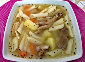 Una foto de Sopa de menudencias de pollo