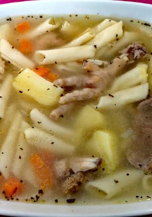 Una foto de Sopa de menudencias de pollo