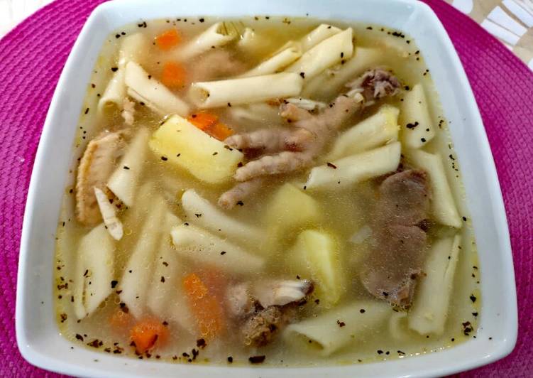 Sopa de menudencias de pollo