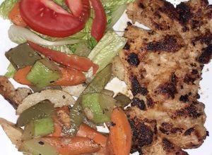 Una foto de Muslos al ajillo con mix de vegetales. 🍗🥗