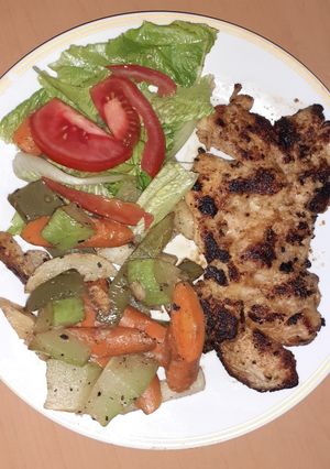 A picture of Garlic Chicken Thighs with Mixed Vegetables.