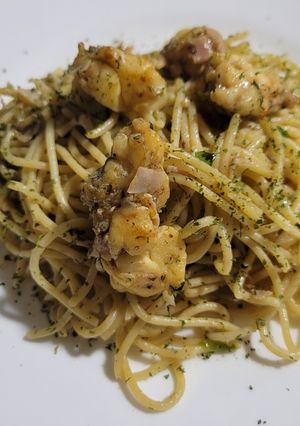 Una foto de Espaguetis con langosta salteada y jamón pierna