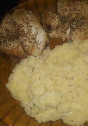 Una foto de Pescado grillado con puré y albahaca