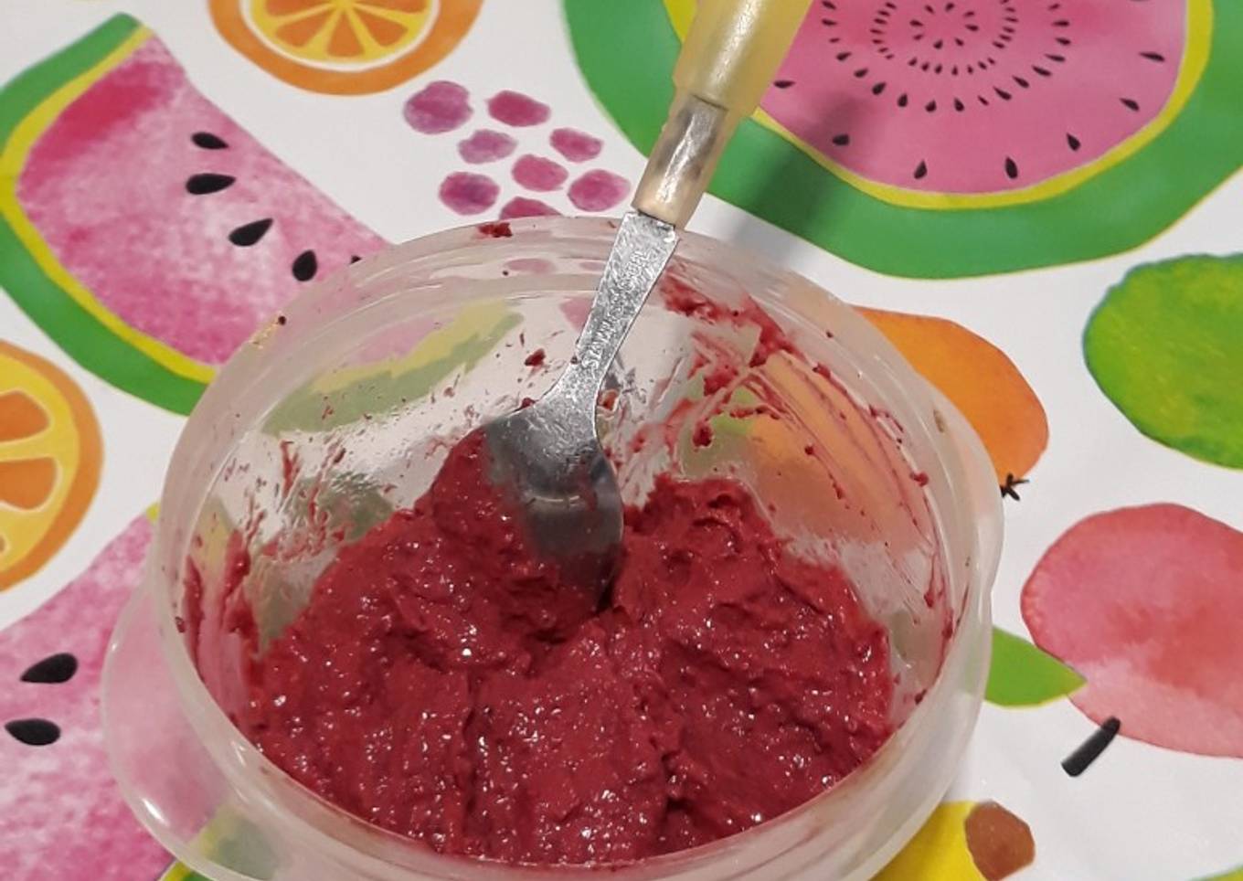 Paté de aguacate con remolacha y diente de león