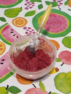 Una foto de Paté de aguacate con remolacha y diente de león