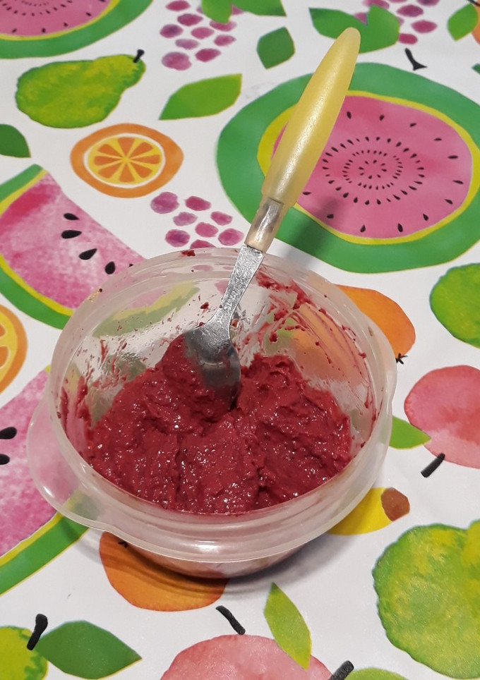 Una foto de Paté de aguacate con remolacha y diente de león