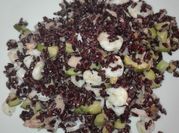 Una foto di ricetta riso venere con frutti di mare