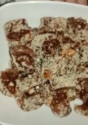 ડ્રાયફ્રુટ ખજૂર રોલ (Dryfruit Khajur Roll Recipe in Gujarati) રેસીપી મુખ્ય ફોટો