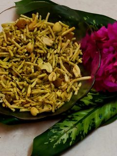 आलू सेव मूंगफली (aloo sev mungfali recipe in Hindi) रेसिपी मुख्य फोटो