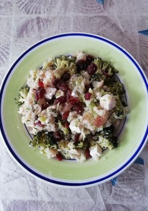 Una foto de Ensalada de quinoa, brócoli, piñones, queso feta y pasas