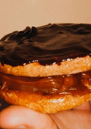 Una foto de Alfajores de chocolate🍫