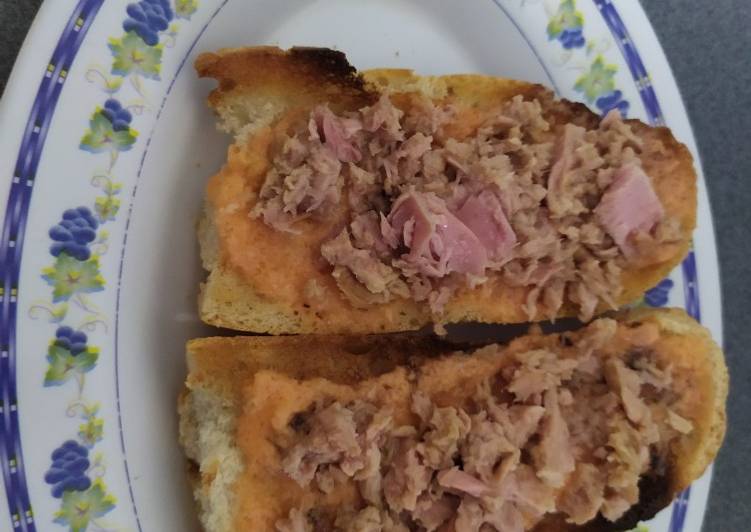 Tostadas con tomate y atún