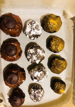 A picture of Oreo truffles.