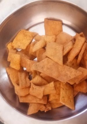 नमकीन बेसन पारे (Namkeen besan pare recipe in hindi) रेसिपी मुख्य फोटो