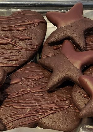 Una foto de Cookies mega chocolatosas con formitas 🍪🤎🍫