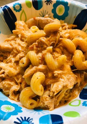 A picture of CrockPot Easy Creamy Chicken Enchilada Pasta 🍝.