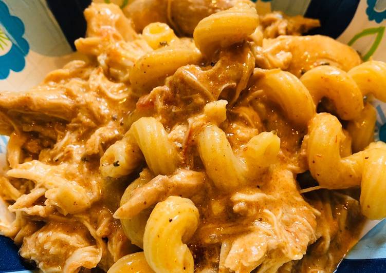CrockPot Easy Creamy Chicken Enchilada Pasta ๐