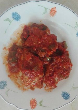 Una foto de Atún con tomate