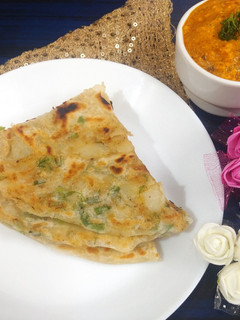 आलू हरा प्याज़ की लच्छा पराठा (aloo hara pyaz ki laccha paratha recipe in Hindi) रेसिपी मुख्य फोटो