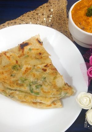 आलू हरा प्याज़ की लच्छा पराठा (aloo hara pyaz ki laccha paratha recipe in Hindi) रेसिपी मुख्य फोटो