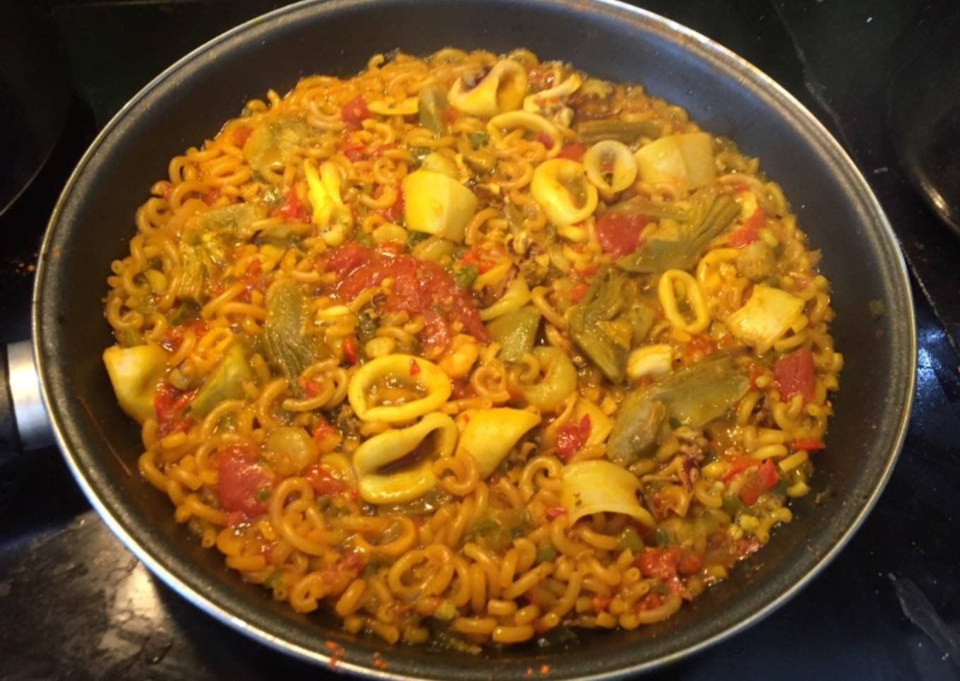 Fideuá ligera de alcachofas y calamar