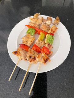 Una foto de Brochetas de pollo súper rápidas