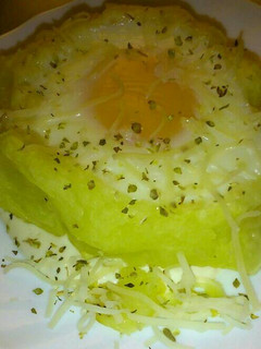 Una foto de Timbal de puré de patata con huevo al horno, sobre alioli