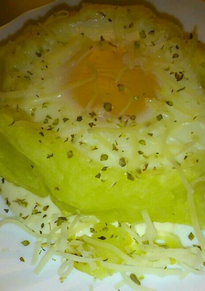 Una foto de Timbal de puré de patata con huevo al horno, sobre alioli
