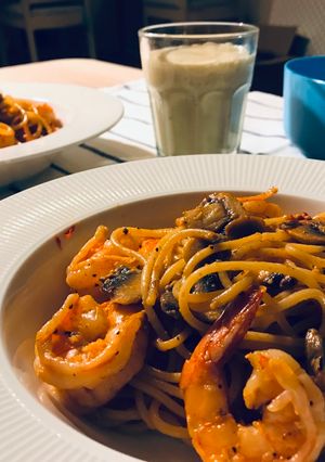 A picture of Simple King Prawn, Garlic & Chili Pasta (with head of prawns stock)🦐.